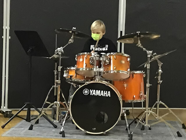 Junge am Schlagzeug